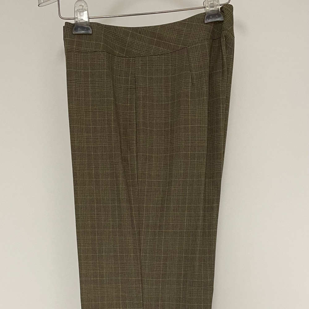 Tahari -  3 pcs Suit - green.  - Size 6P - Used - No returns